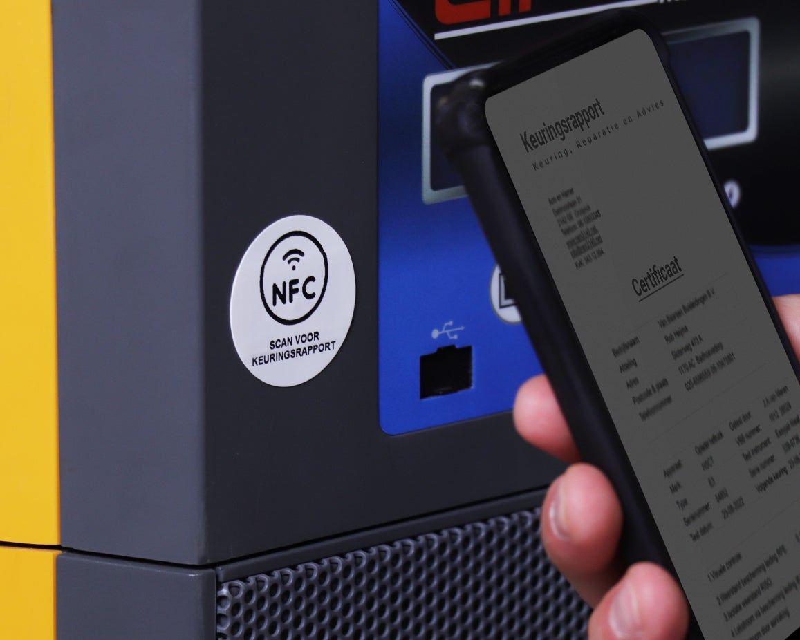 Smartphone scant NFC keuringslabel voor directe toegang tot digitaal keuringsrapport